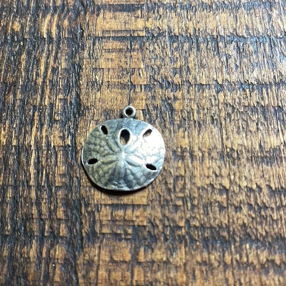 ✨Retired & Rare✨  James Avery Sand dollar